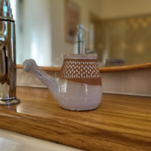 Lota blanc brillant et grès roux, col à motifs pointillés émaillés.