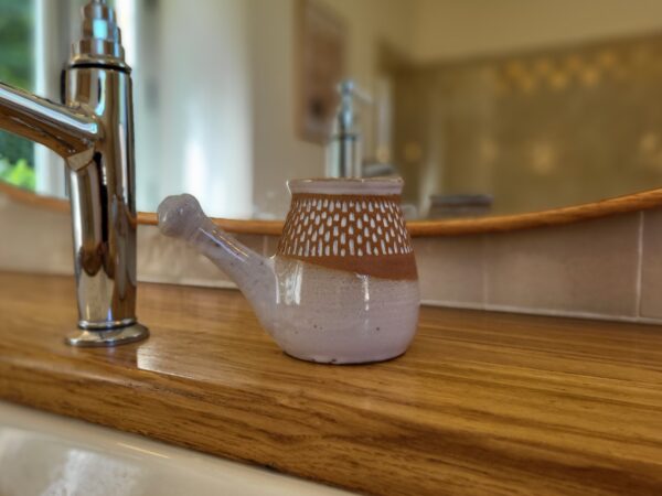 Lota blanc brillant et grès roux, col à motifs pointillés émaillés.