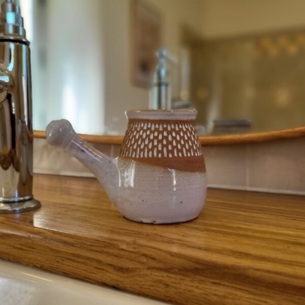 Lota blanc brillant et grès roux, col à motifs pointillés émaillés.