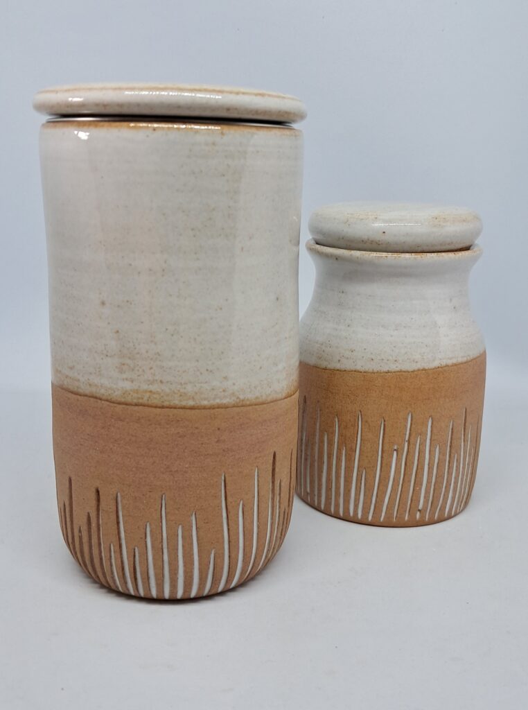 Tisanière et petit pot de conservation cl blanc brillant et grès roux. Pied à motif griffé blanc brillant.