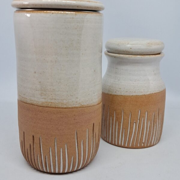 Tisanière et petit pot de conservation cl blanc brillant et grès roux. Pied à motif griffé blanc brillant.