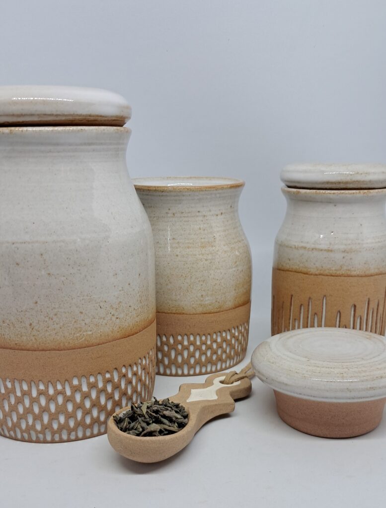 Pots de conservation, 40, 25 et 15 cl, et cuillère doseuse dans la même collection: Blanc brillant sur grès roux.