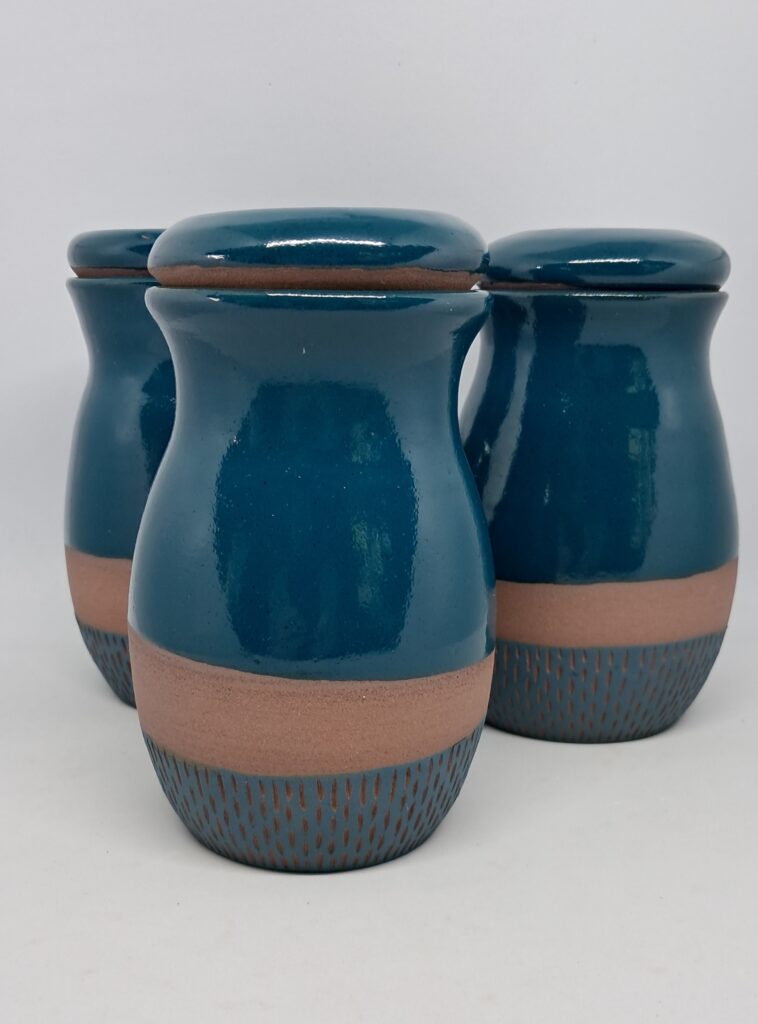 Trois pots de conservation bleu canard type albarelle d'apothicaire, bleu canard brillant, pied sgraffité bleu canard sur grès roux.