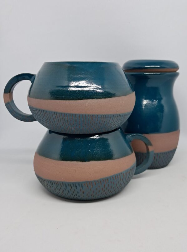 Mugs forme "boule" et pot de conservation bleu canard brillant et grès roux, pied sgraffité bleu canard mat.