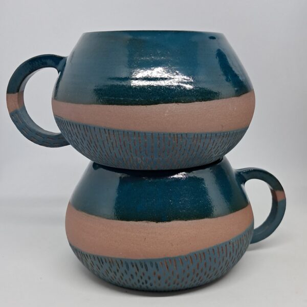 Mugs forme "boule", bleu canard brillant et grès roux, pied sgraffité bleu canard mat.