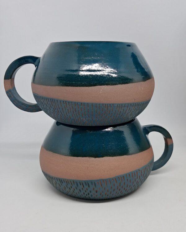 Mugs forme "boule", bleu canard brillant et grès roux, pied sgraffité bleu canard mat.