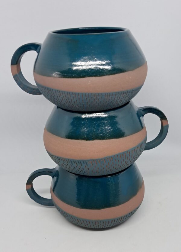 Mugs forme "boule", bleu canard brillant et grès roux, pied sgraffité bleu canard mat.