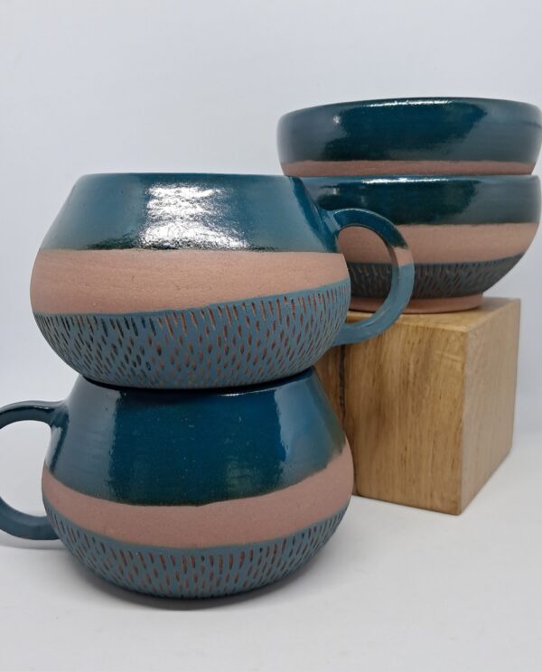 Mugs forme "boule" et bols, bleu canard brillant et grès roux, pied sgraffité bleu canard mat.