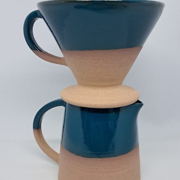 Porte-filtre sur le pichet. Cafetière bleu canard et grès roux.