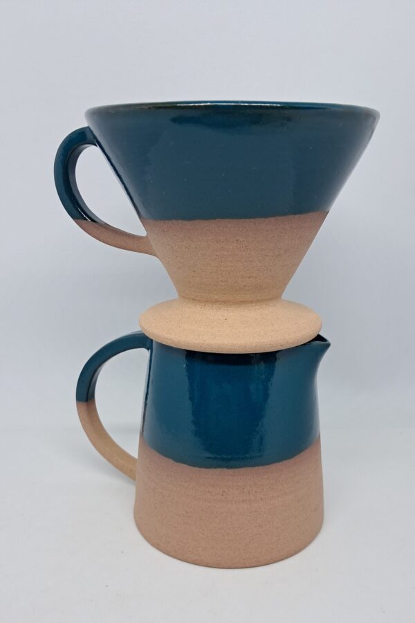 Porte-filtre sur le pichet. Cafetière bleu canard et grès roux.