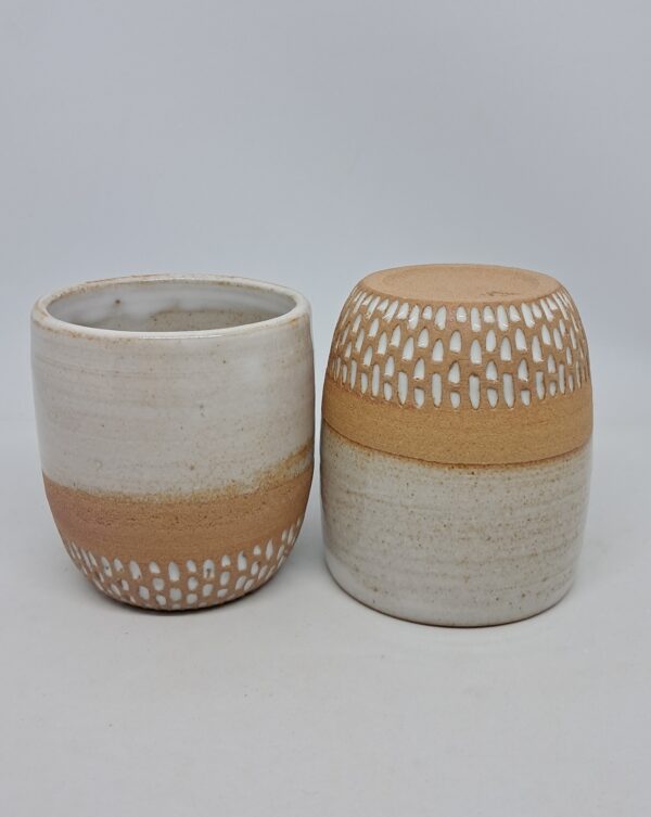 Duo de tasses blanc brillant et grès roux. Présentation une à l'endroit, une à l'envers.