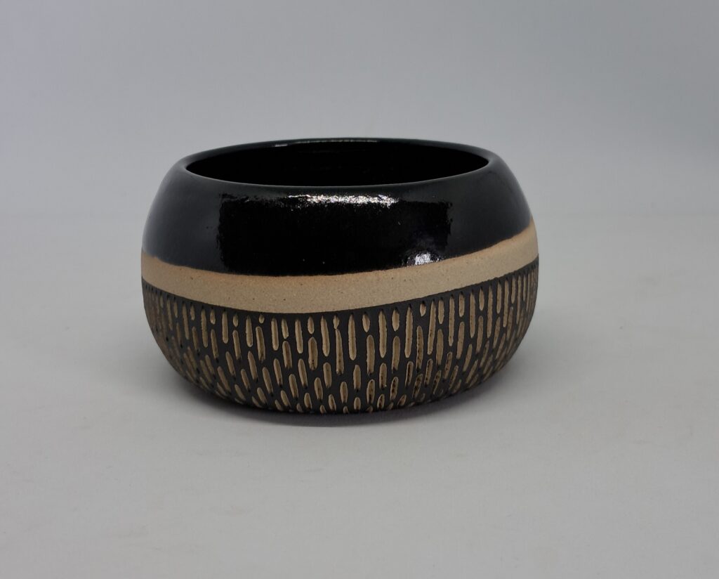 Tasse forme "boule", noir brillant, pied sgraffité noir mat.