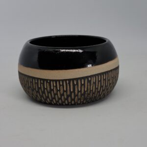 Tasse forme "boule", noir brillant, pied sgraffité noir mat.