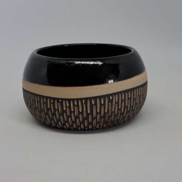 Tasse forme "boule", noir brillant, pied sgraffité noir mat.