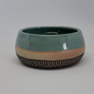 Tasse bleue, pied sgraffité noir mat.