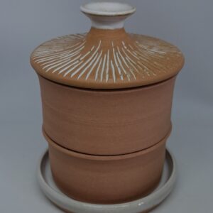 Germoir blanc brillant, composé d'une coupelle de rétention émaillée, deux bacs de germination en grès roux et d'un couvercle décoré.