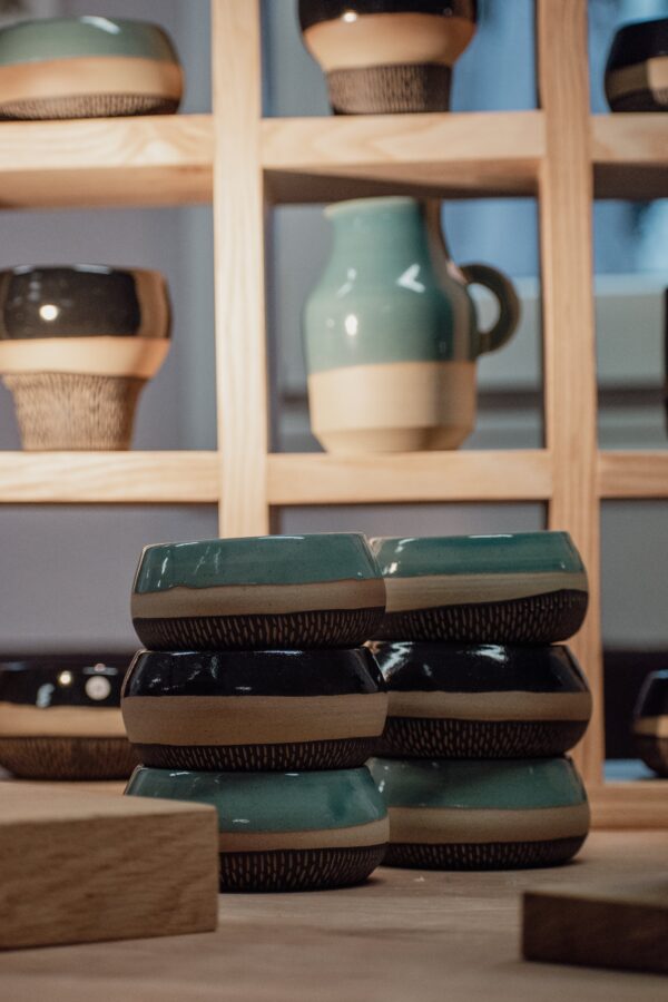 Ensemble de 6 tasses de la collection dans différents coloris, empilées.