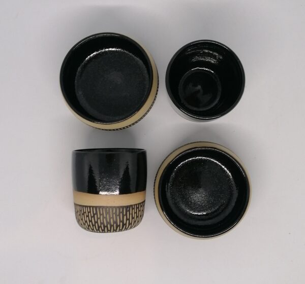 Ensemble de 4 tasses noires et pied sgraffité noir, différents formats: 2 tasses forme "boule" et 2 gobelets.