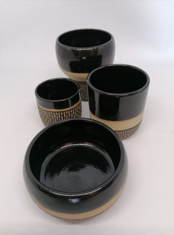 Ensemble de 4 tasses noires et pied sgraffité noir, différents formats: thé, café long, espresso.