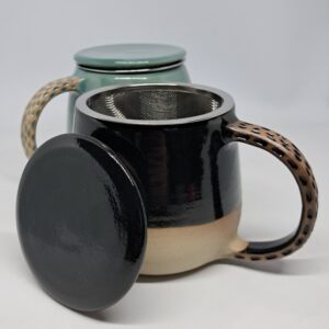 Tisanière à anse, format mug. Grès beige émaillé noire. Anse décorée. Présentée ouverte