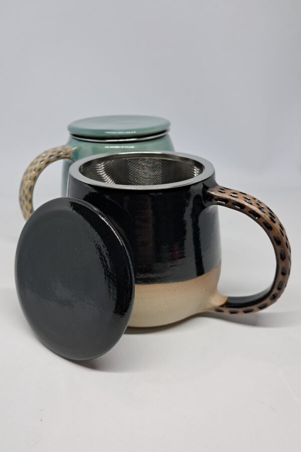 Tisanière à anse, format mug. Grès beige émaillé noire. Anse décorée. Présentée ouverte