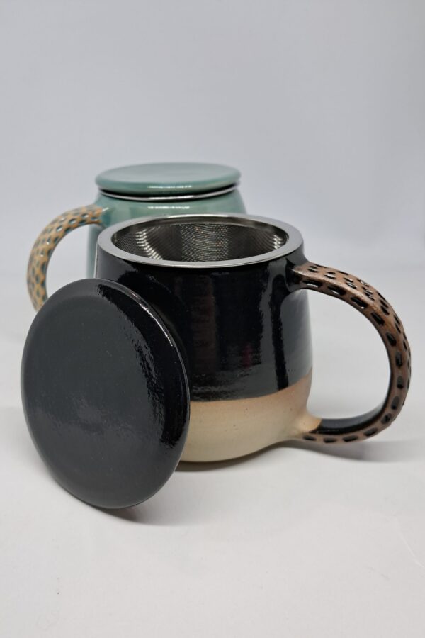 Tisanière à anse, format mug. Grès beige émaillé noire. Anse décorée. Présentée ouverte