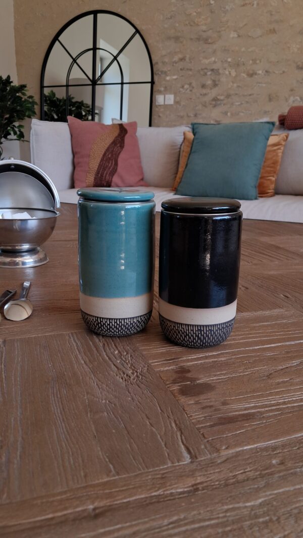 Tisanières bleue et noire présentées en duo sur une table en bois