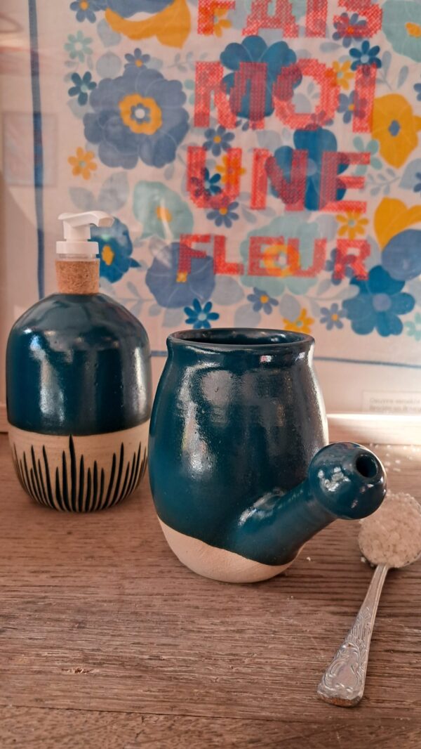 Lota ou corne de rhino en grès pour nettoyage du nez, couleur bleue canard et grès beige. Présenté avec un flacon pompe assorti