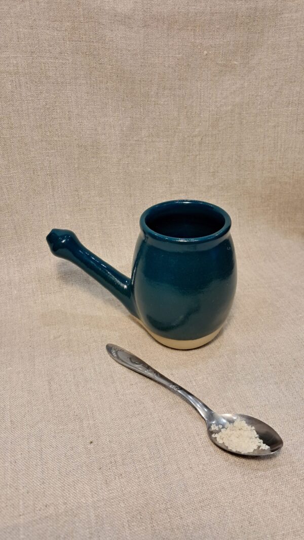 Lota grès bleu canard, présenté avec une cuillère de sel